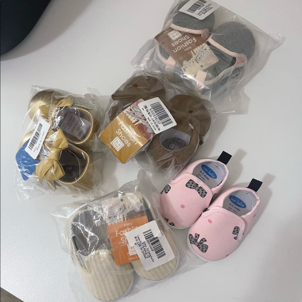 Baby girl gold shoes ( 5 sets).
